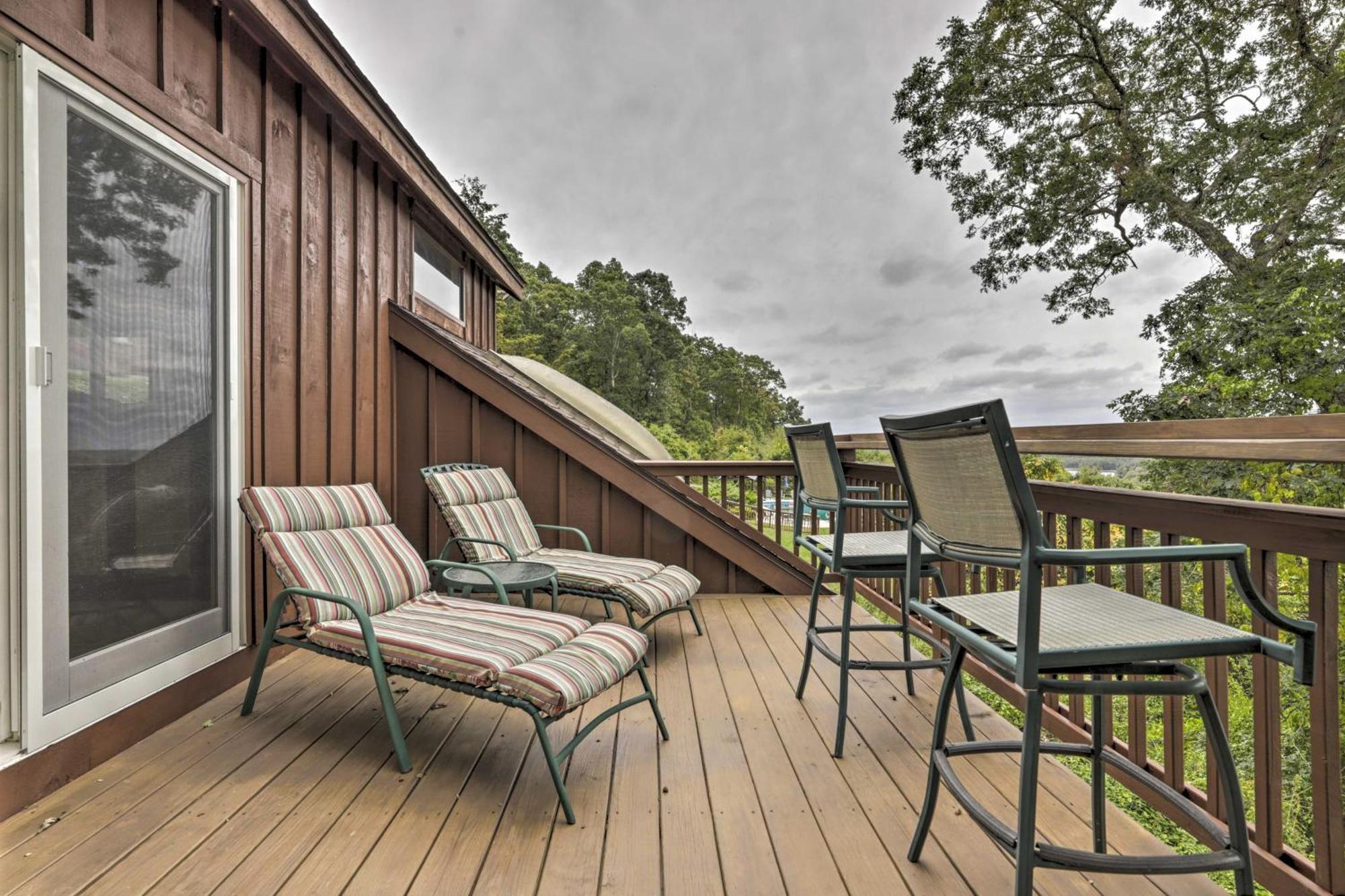Private Guest House With Deck And Spectacular Views! Uncasville Ngoại thất bức ảnh